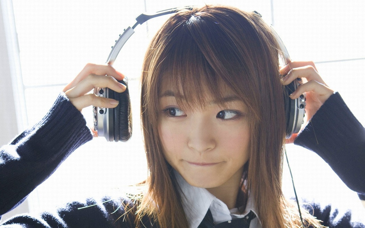 21143-Asian-women-headphones.jpg