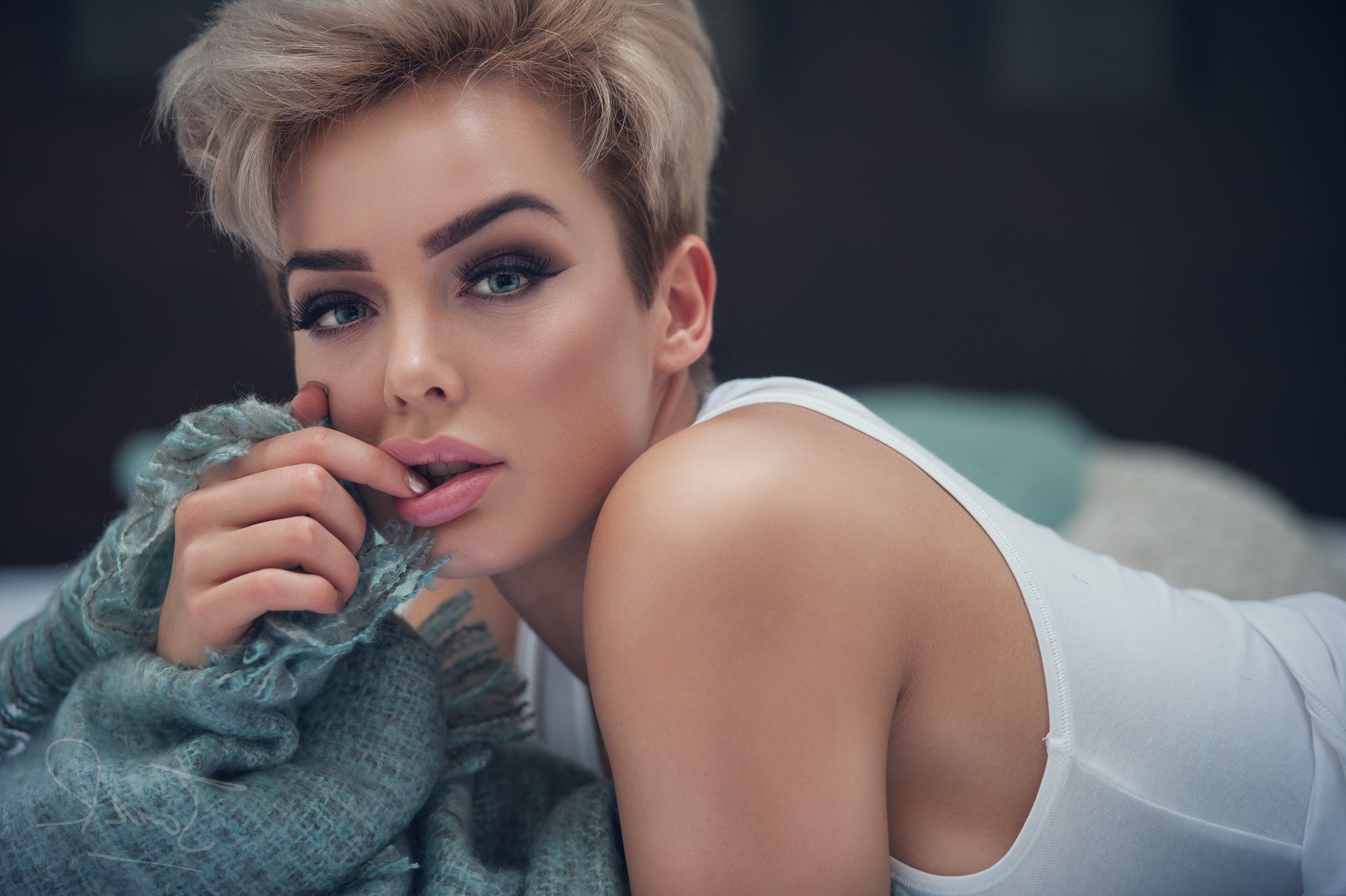 Rosie Robinson, Women, Model, Blonde, Short Hair, T shirt, Finger In