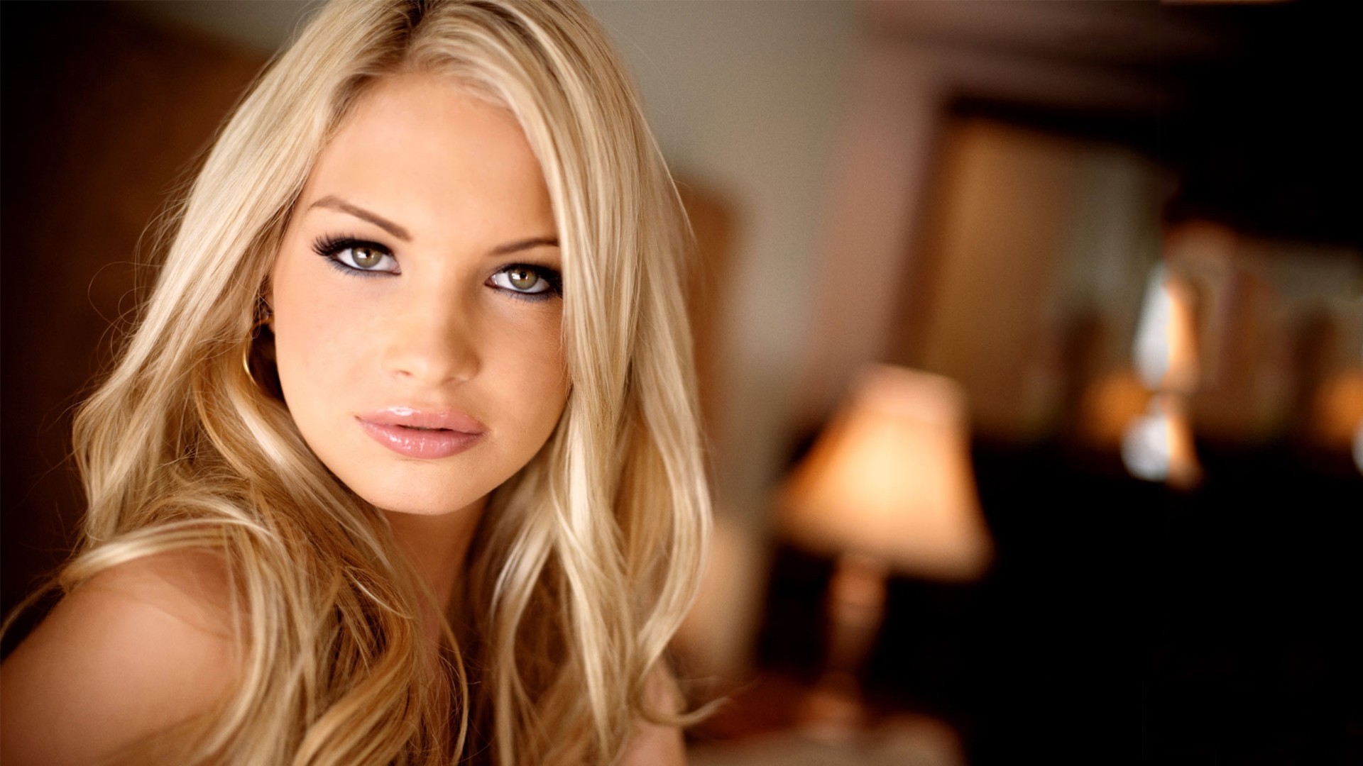Дебют красивой блондинки на порно студии онлайн