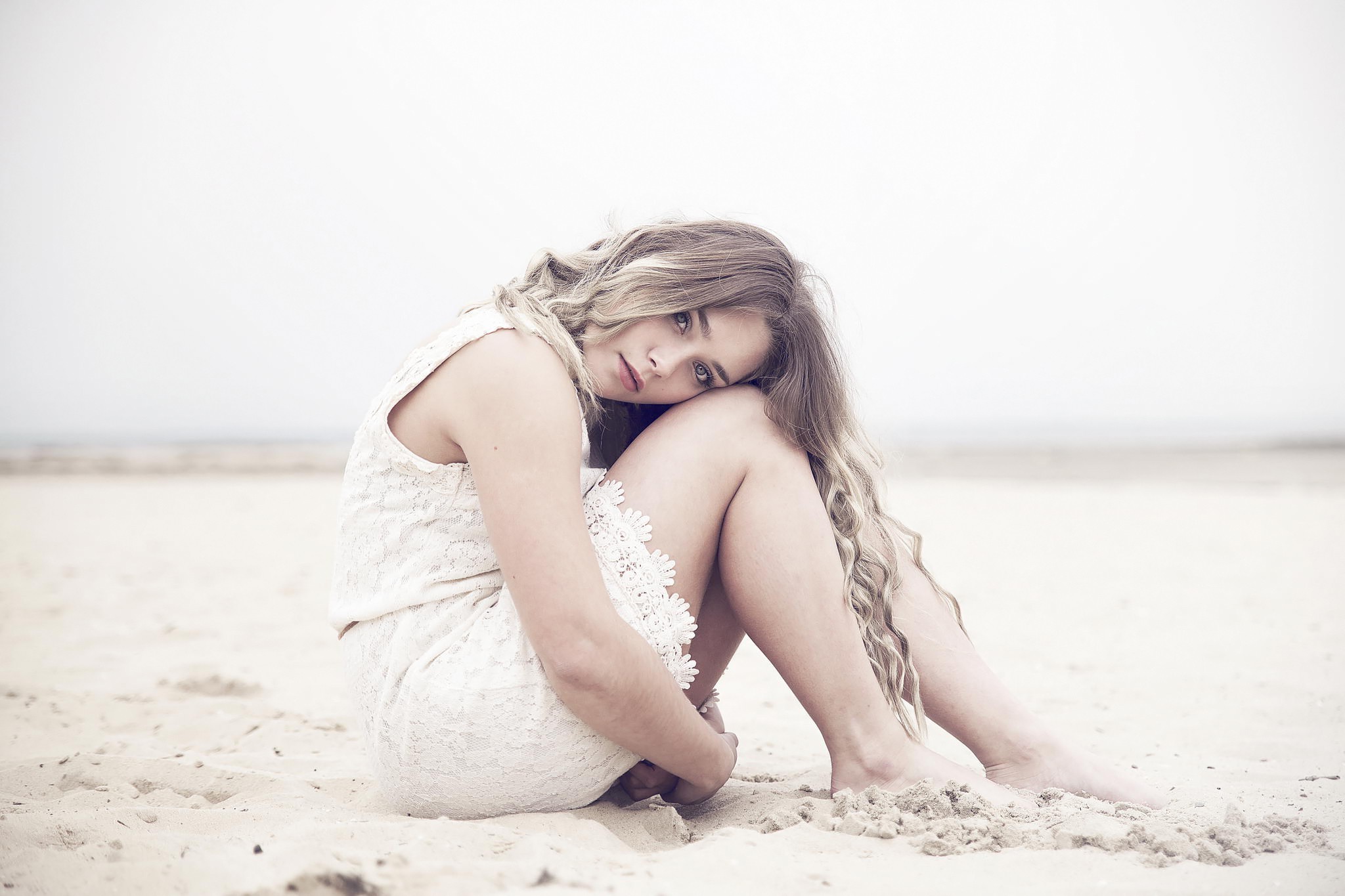 Пляжный песок прилипает к телу молодой девки Holly Anderson