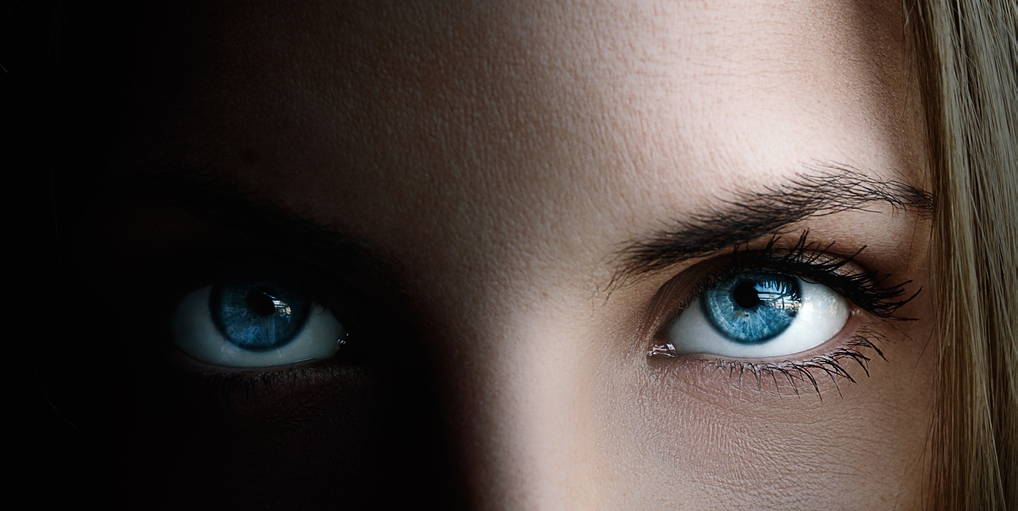 blue hair women eye