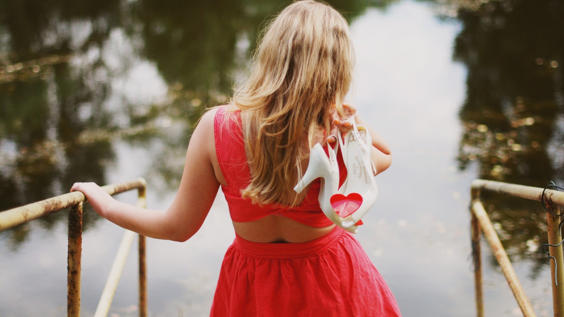 Яркая брюнетка с пухлыми губками примеряет красное платье