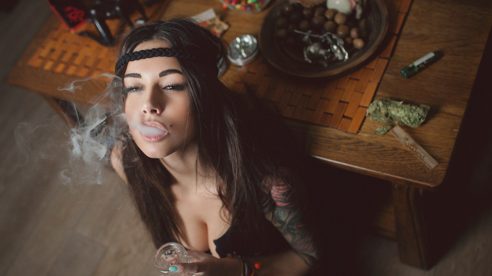 Latex bitch rosalie smokes cigarette rubber xxx pic