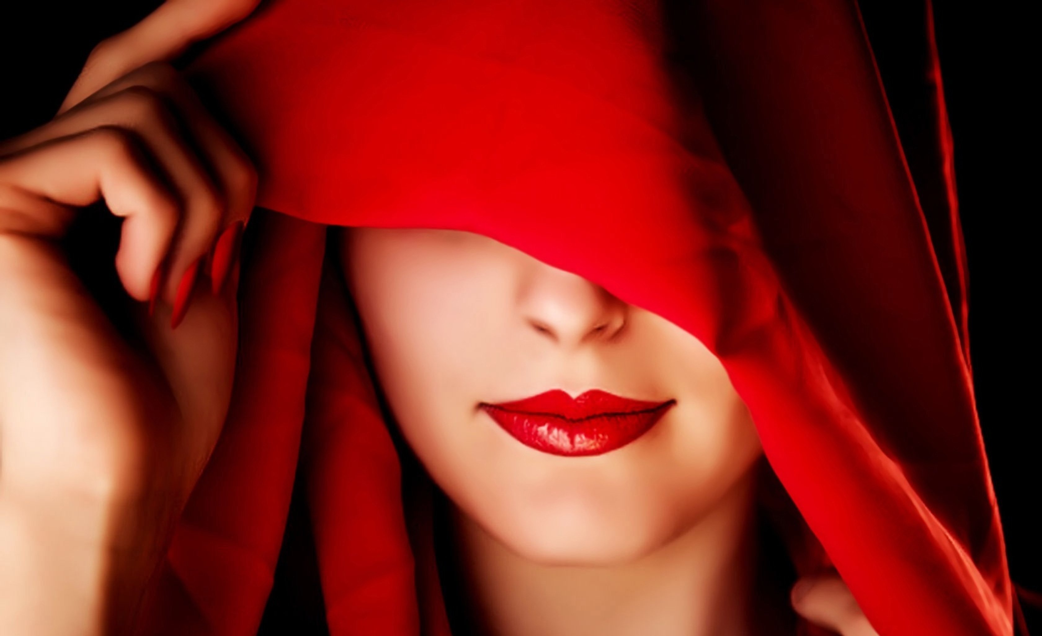 Девушка В Красном Платье И Шляпе