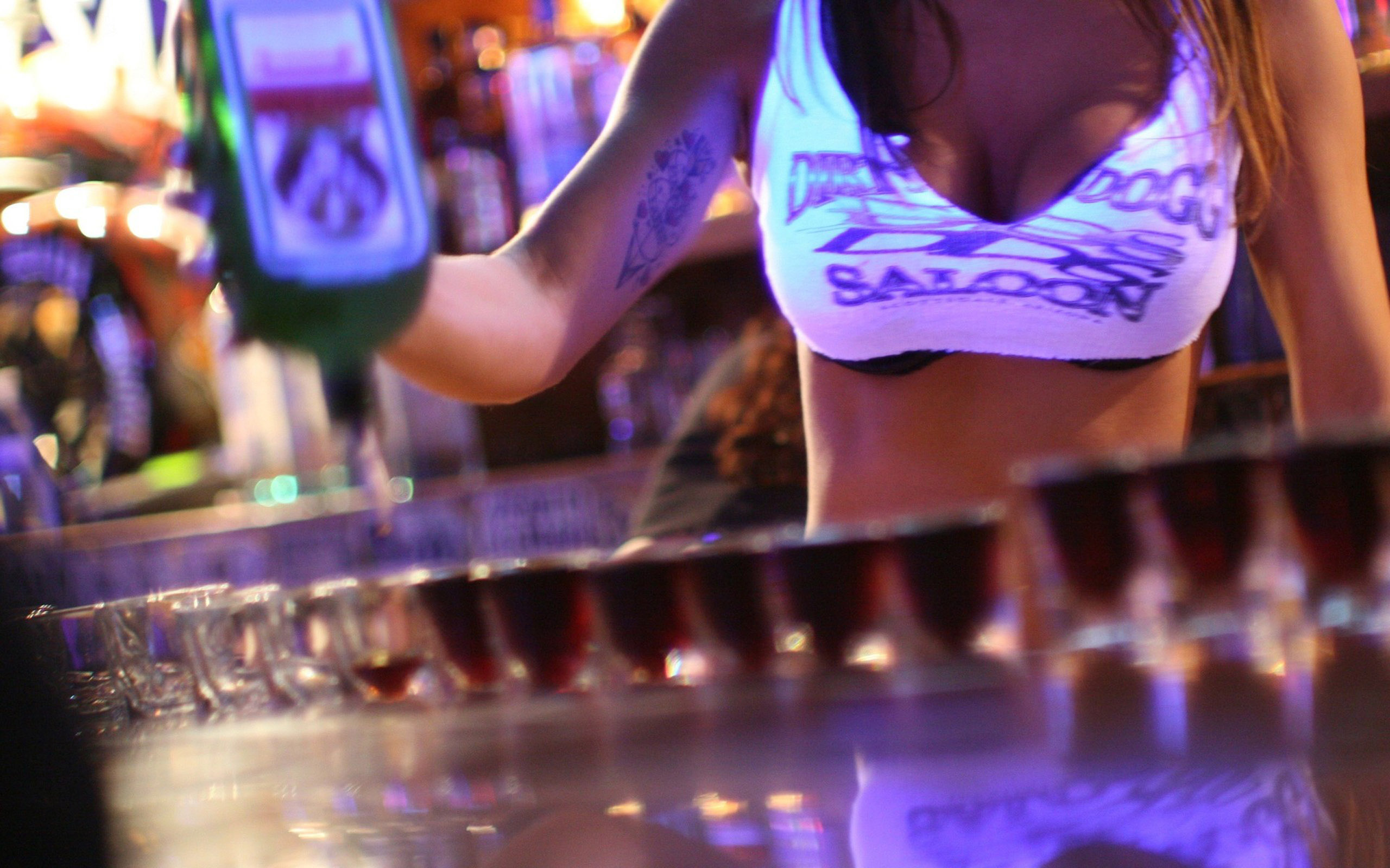 Голая девушка в баре