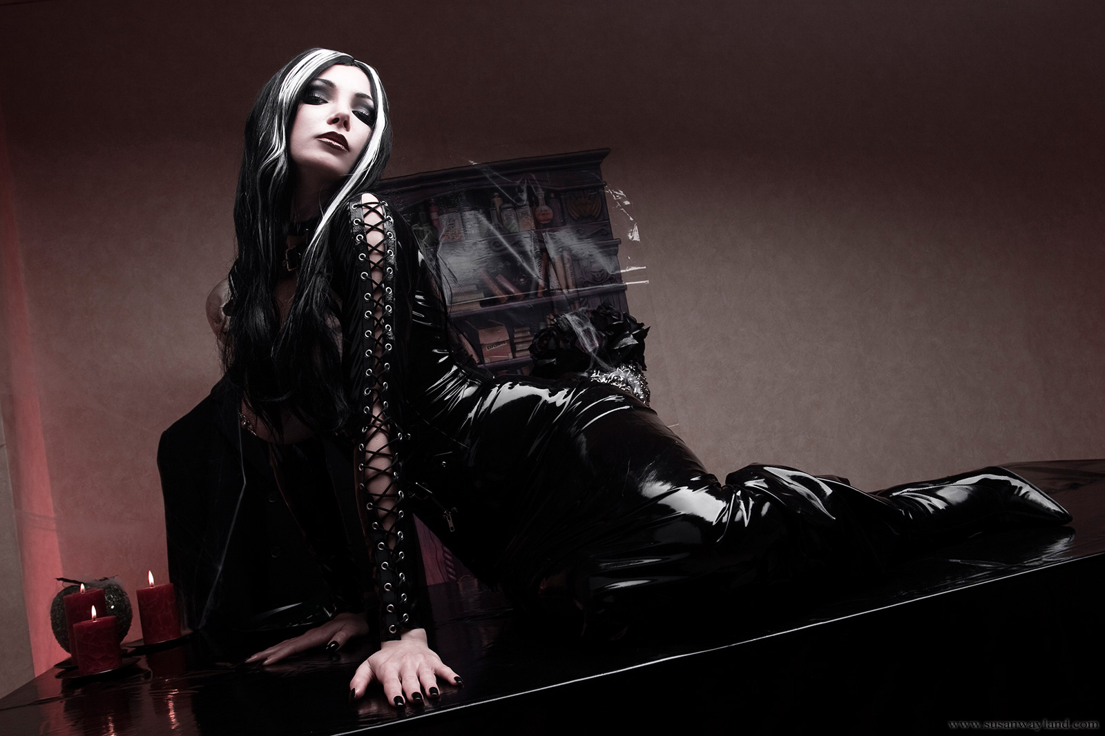Sexy goth domina time pic
