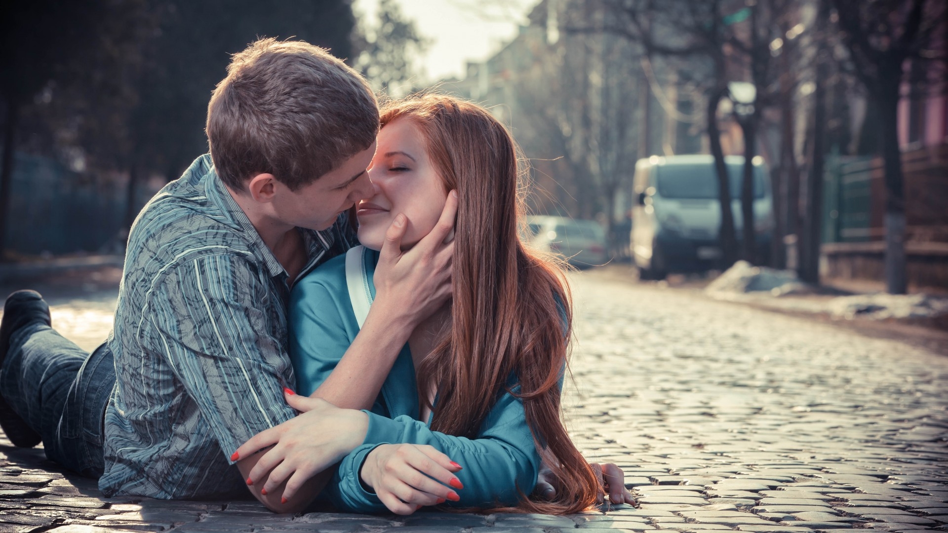 Romantic Couple Kissing Street Wallpaper