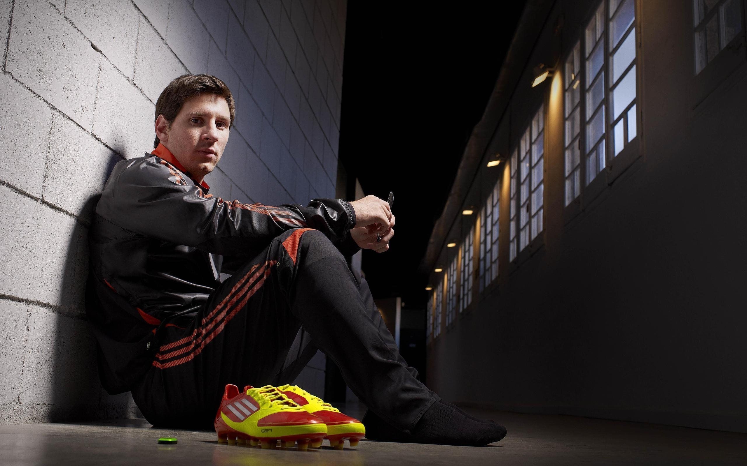 Soccer Lionel Messi and Yellow Spikes Wallpaper