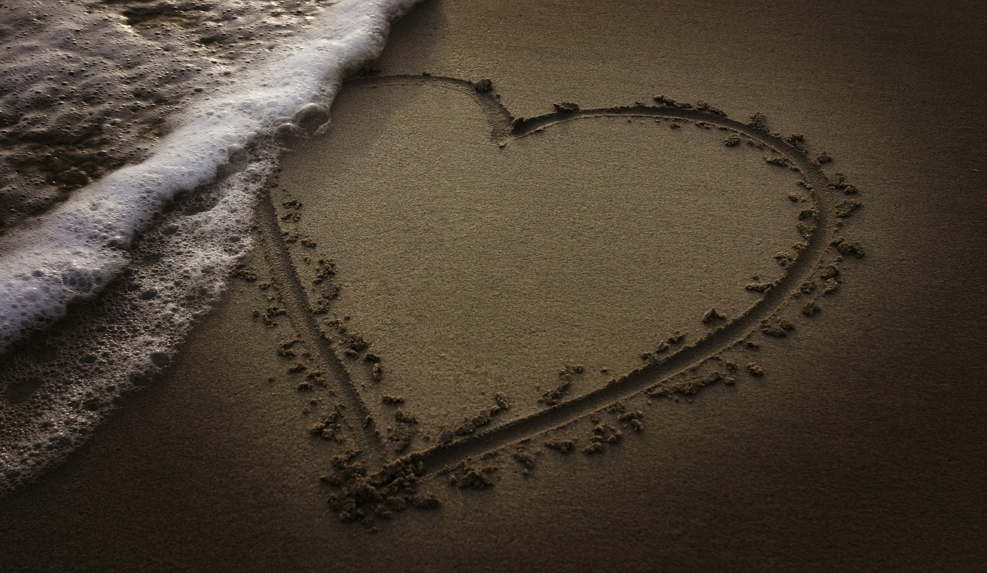 Love Pattern On The Beach Wallpaper