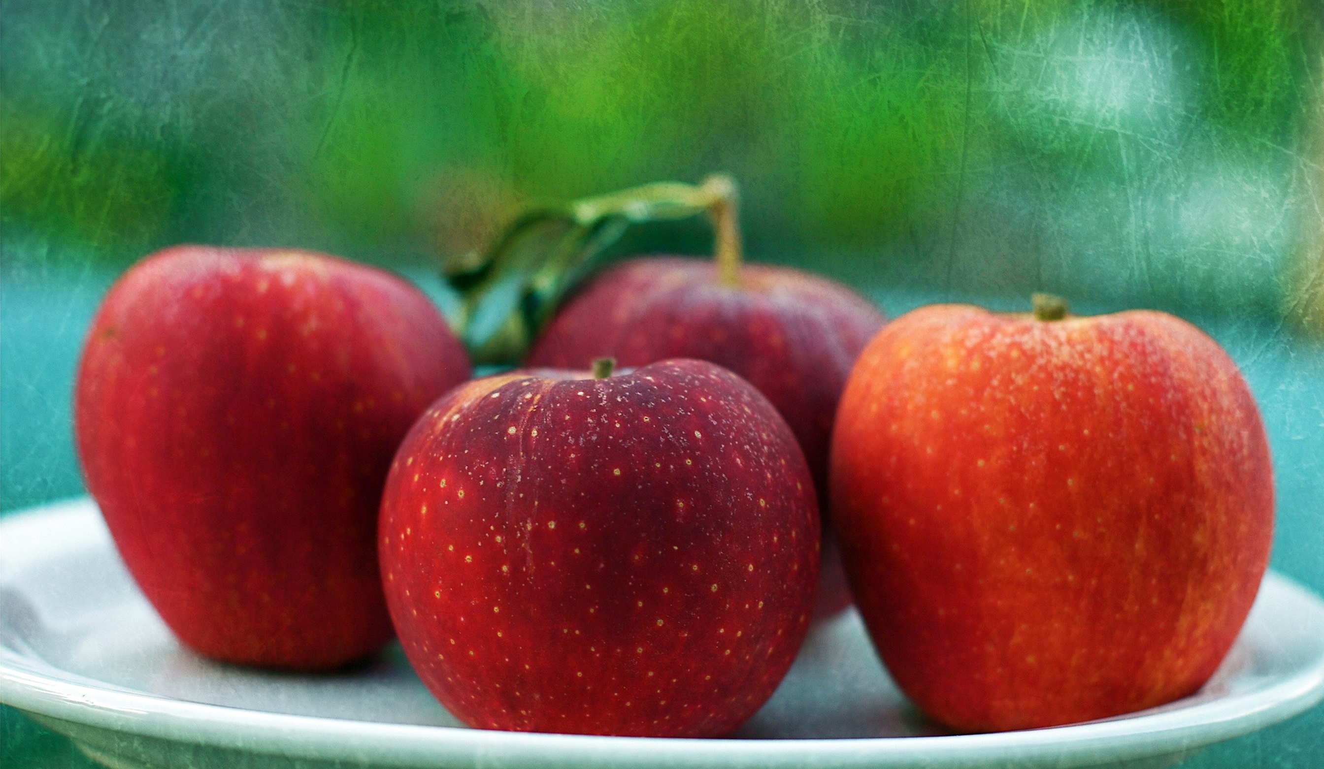 Apples On The Plate Wallpaper