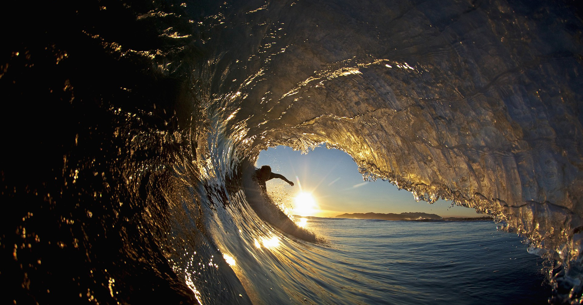 Between Vawes On Sunset Wallpaper