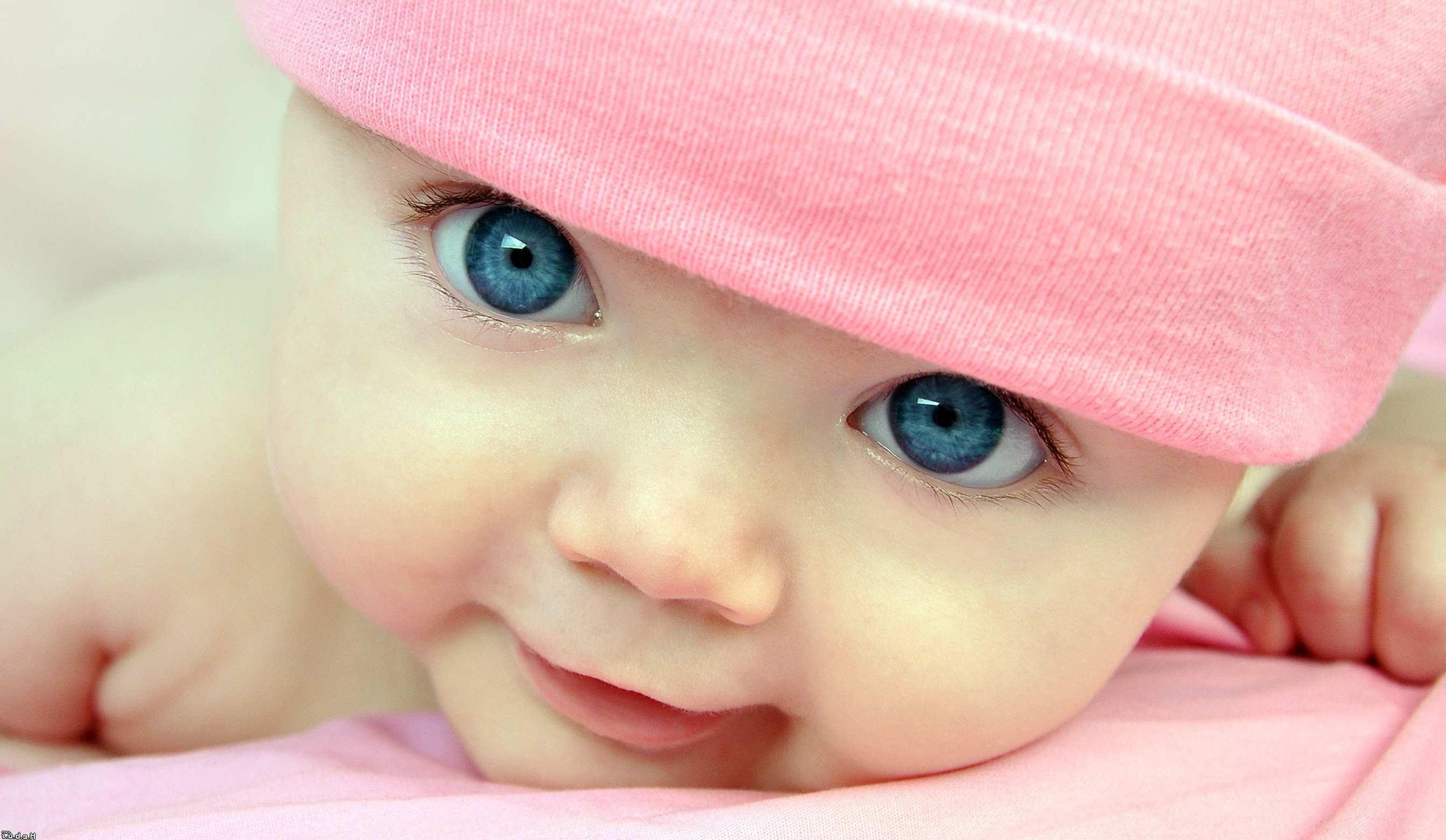 Cute Babay With Blue Eyes Wallpaper