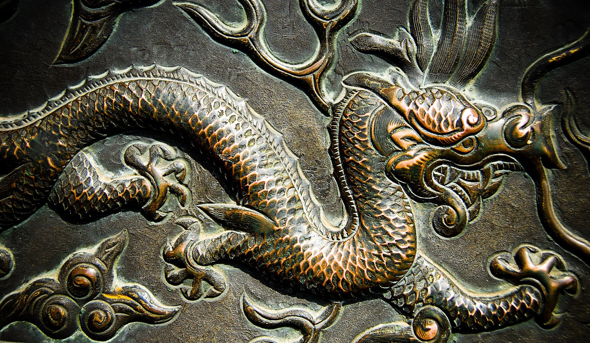 Китайский дракон чеканка