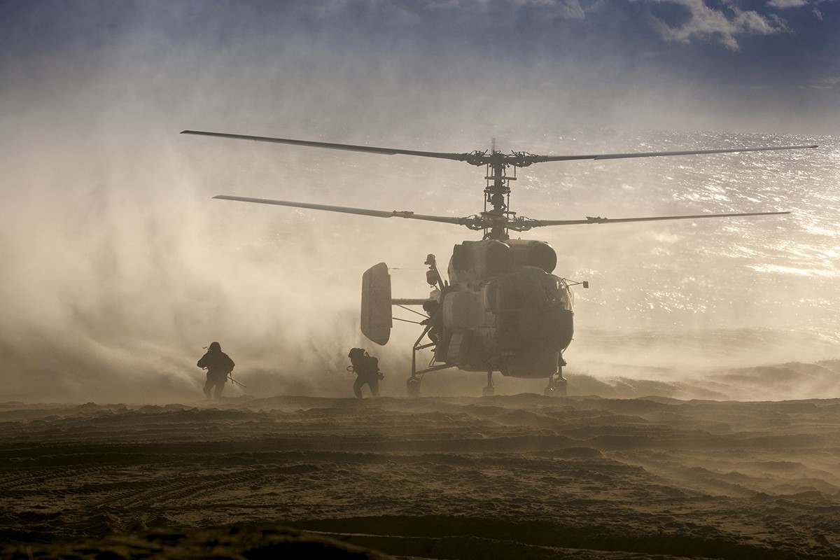 aircraft, Helicopters, Military Aircraft, Soldier, Field, Sunlight Wallpaper