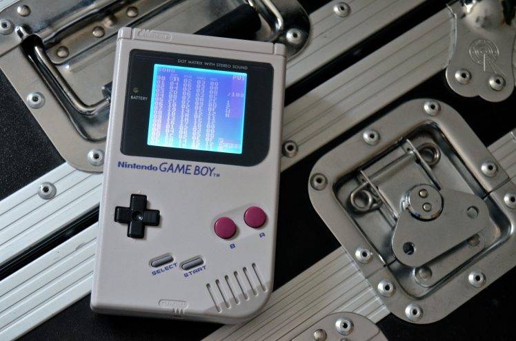 Un Game Boy con una schermata di LSDJ.