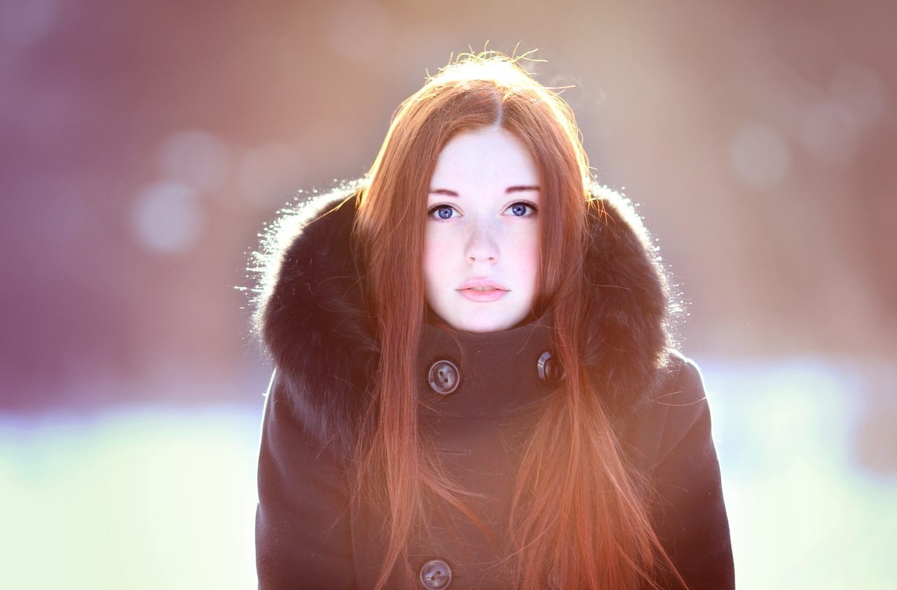 redhead, Women, Blue Eyes, Simple Background, Fur Coats, Sunlight Wallpaper