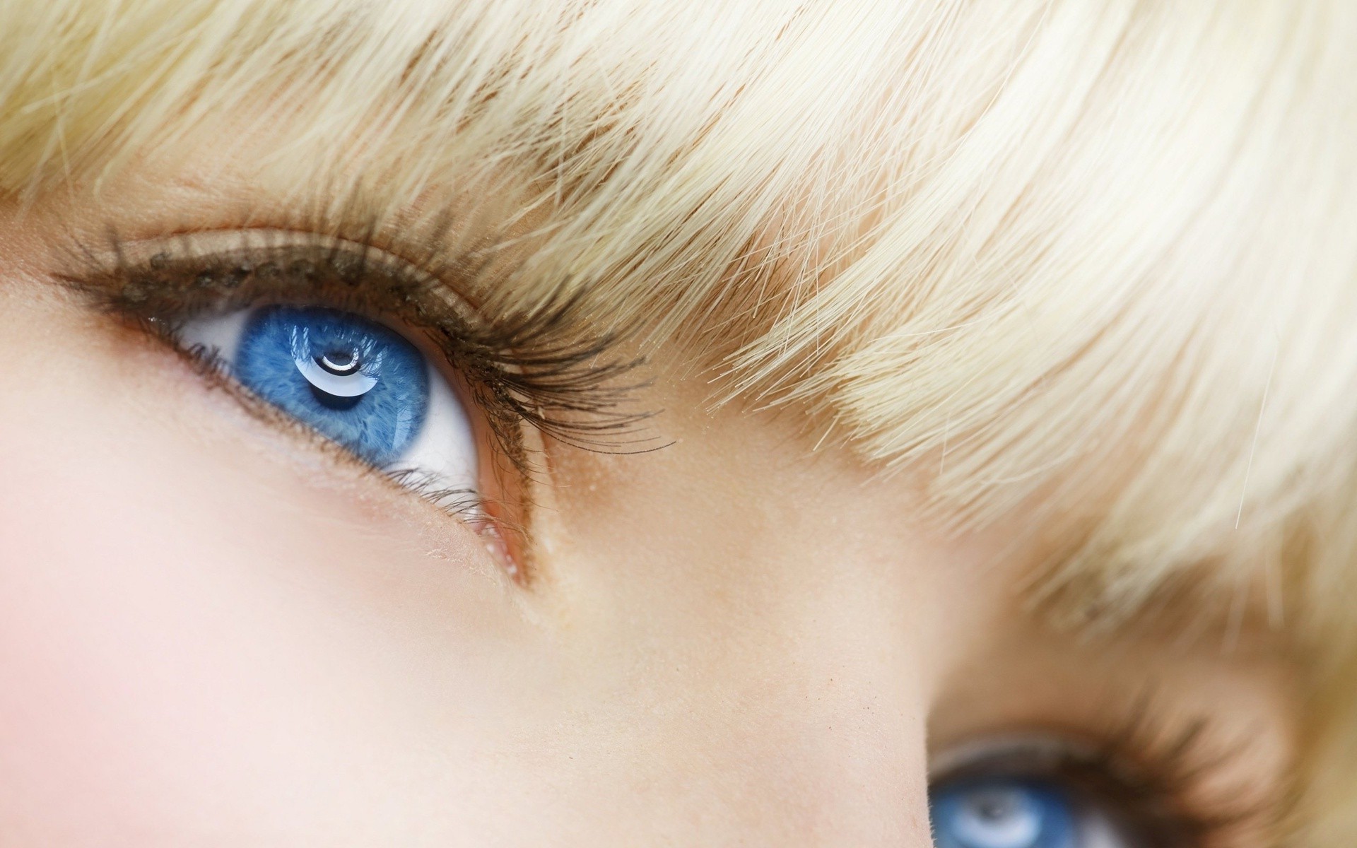 blomde hair blue eyed women