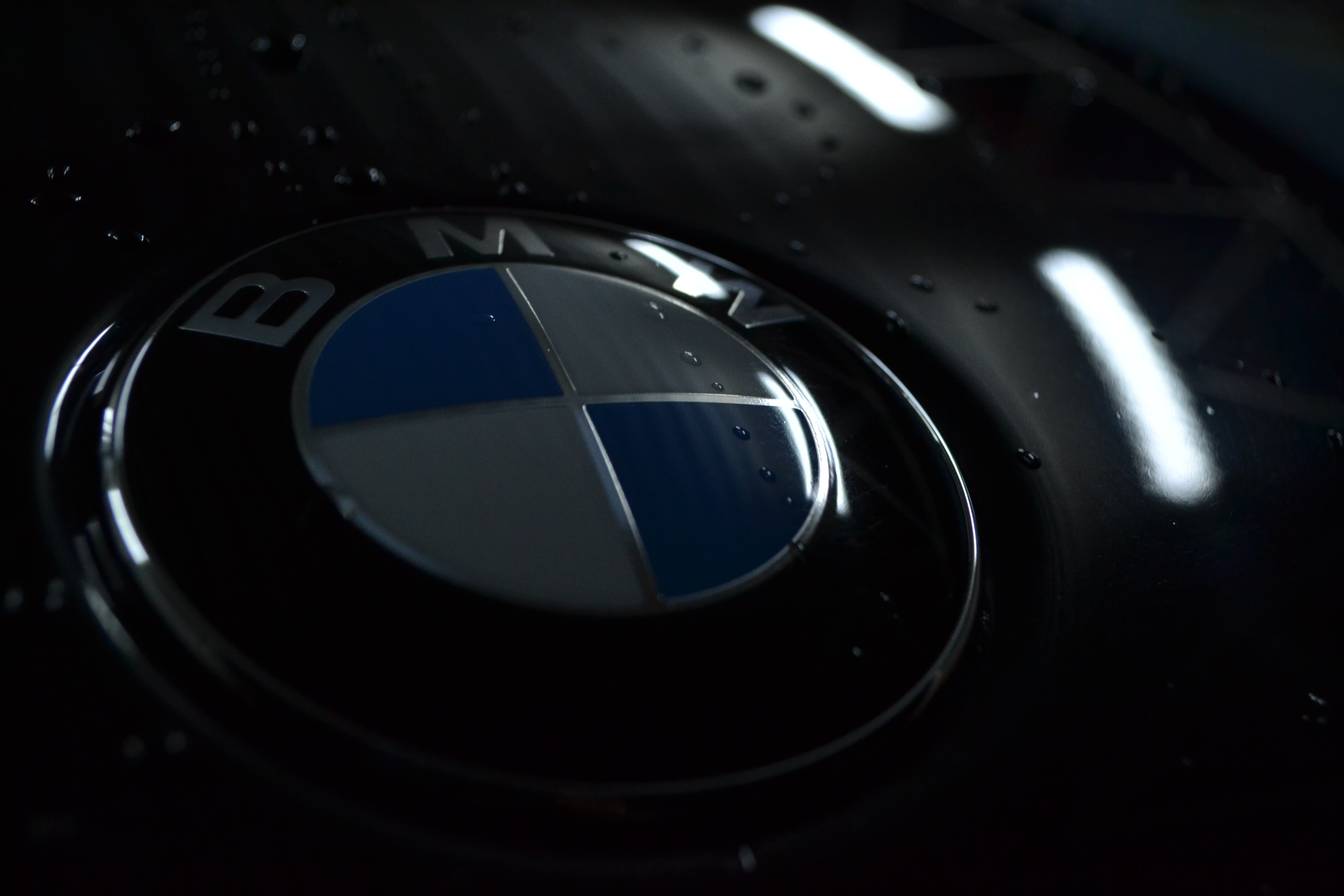 BMW, 525d, Symbols, Blue, White Wallpaper