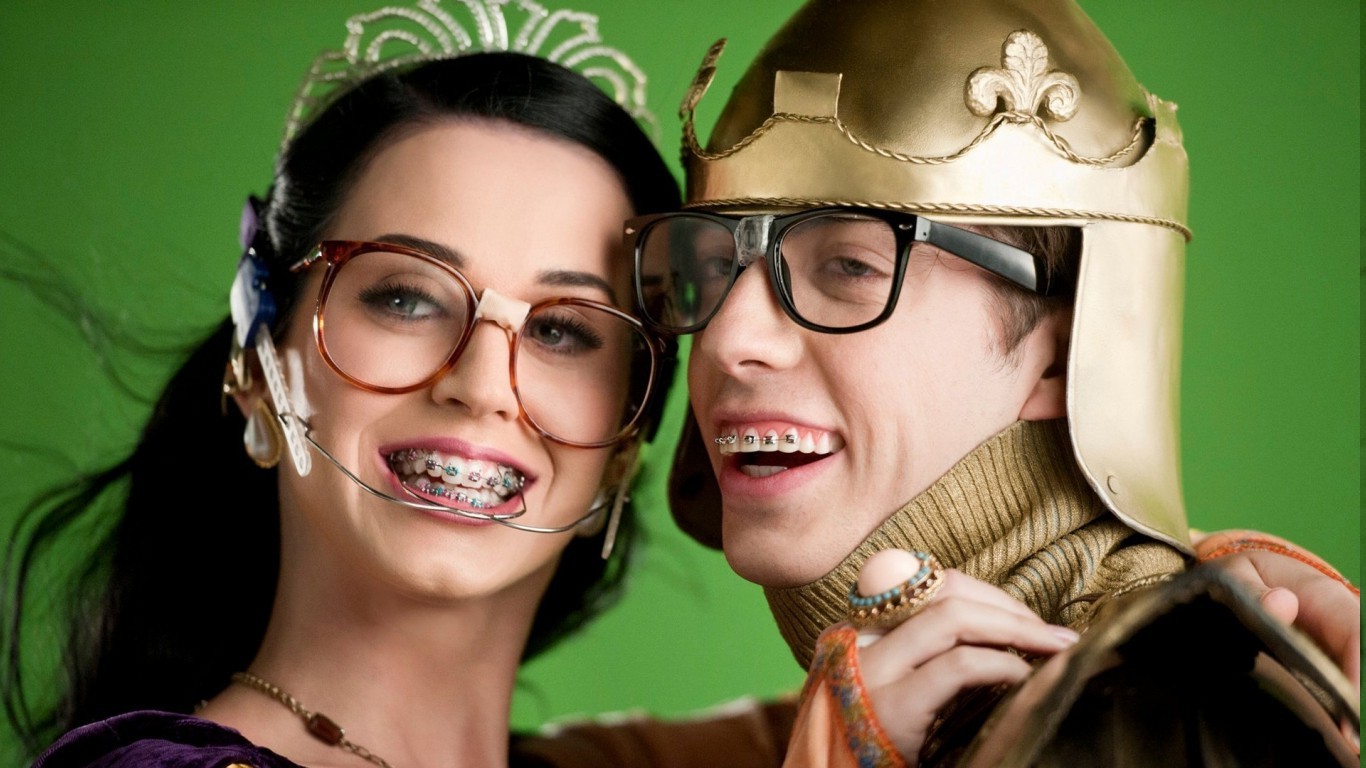 Katy Perry, Braces, Nerds, Glasses, Smiling, Tiaras, Green Background Wallpaper