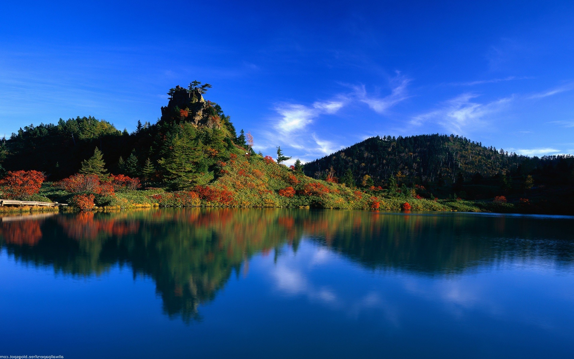 Синее озеро в горах бесплатно