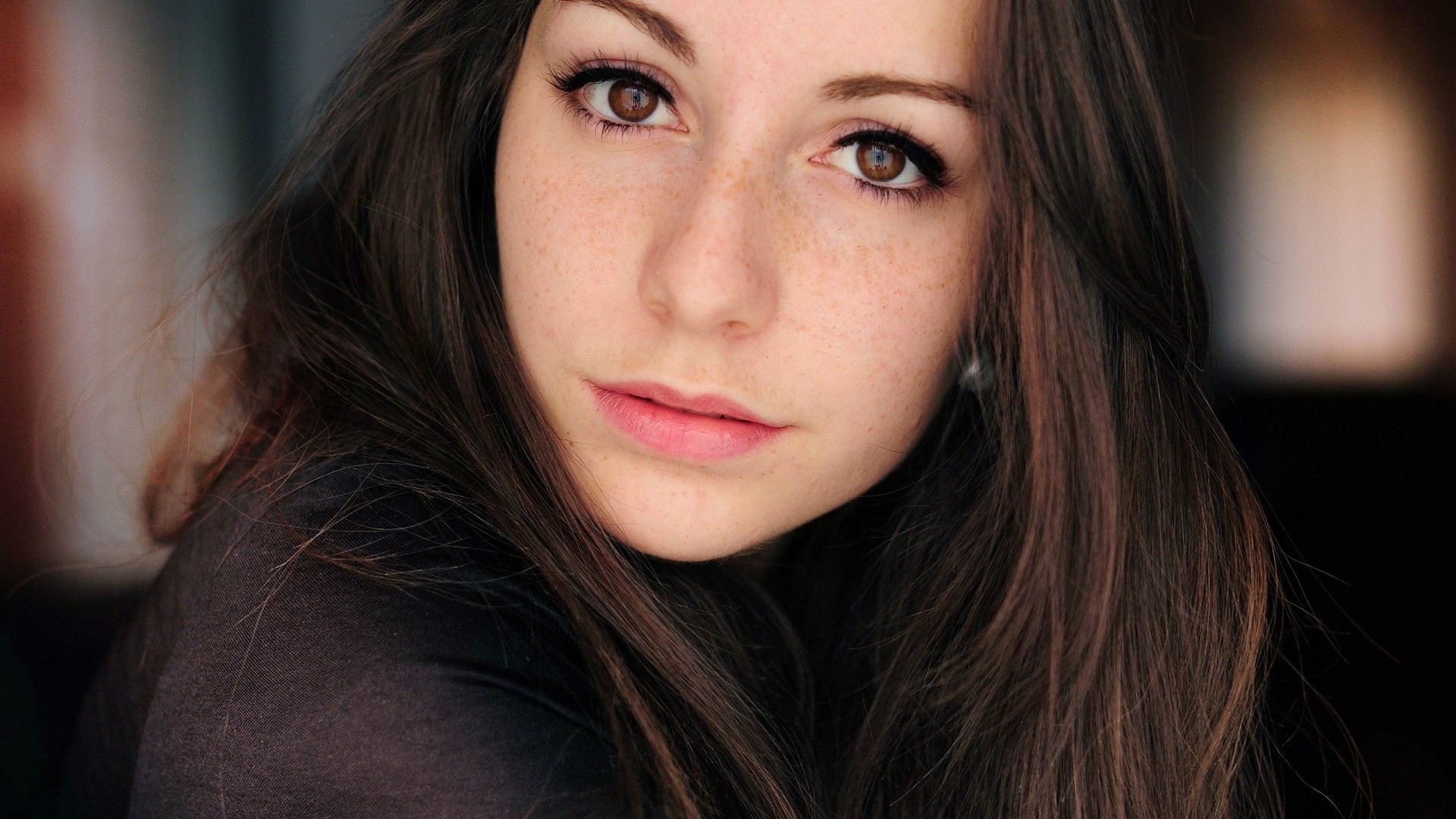 Short-haired brunette model with blue eyes and freckles - wide 7