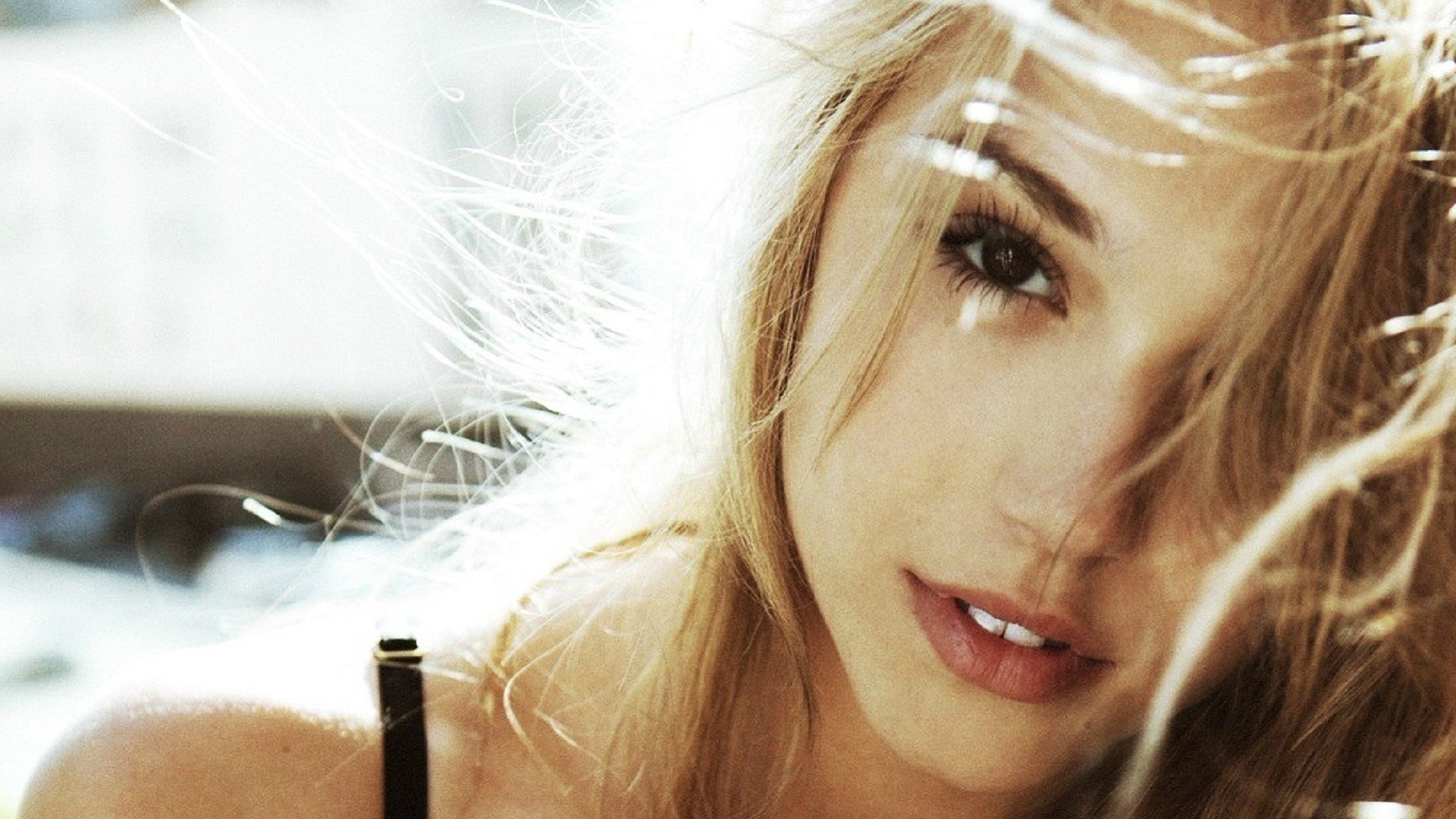 model, Blonde, Alexis Ren, Sunlight, Face, Closeup Wallpaper