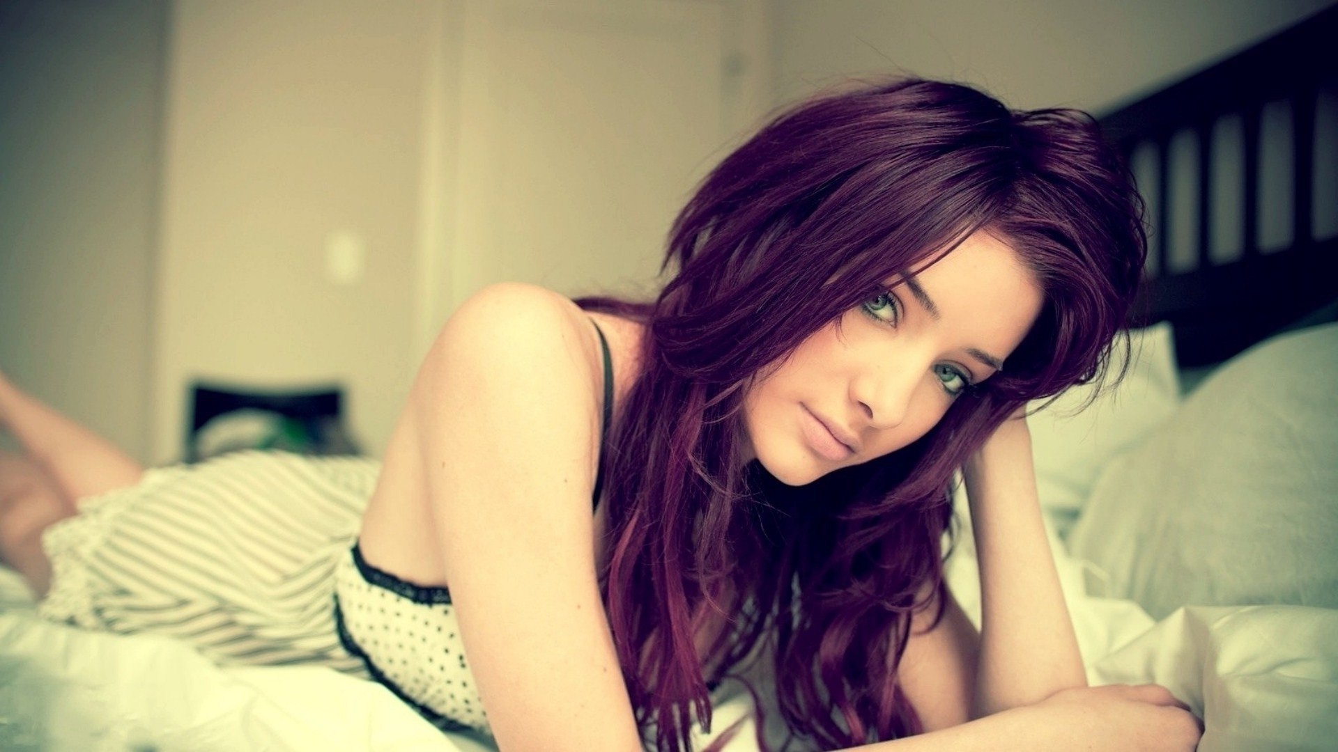 Susan Coffey, Model, Women, In Bed, Blue Eyes, Looking At Viewer, Lying On Front, Lying Down, Purple Hair, Dyed Hair, Hands In Hair, Redhead Wallpaper