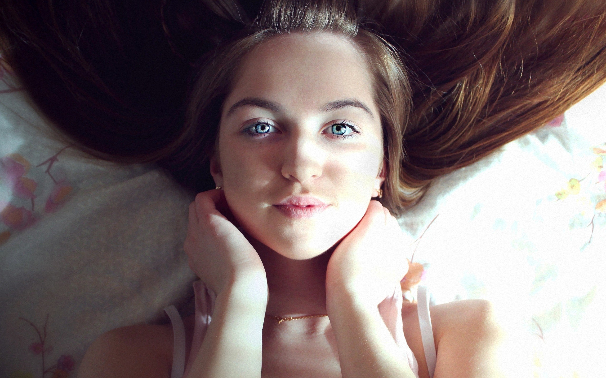 blue Eyes, Brunette Wallpaper