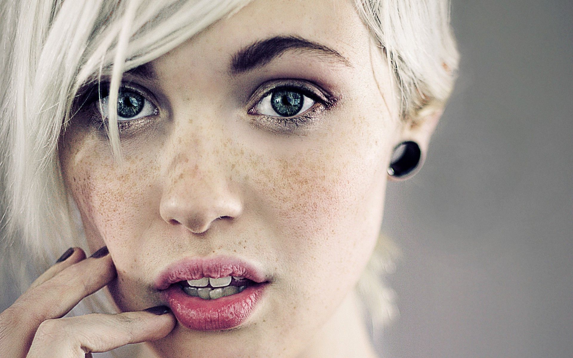 Devon Jade, Freckles, Portrait, Face, Women, Blonde, Platinum Blonde, Green Eyes, Open Mouth Wallpaper