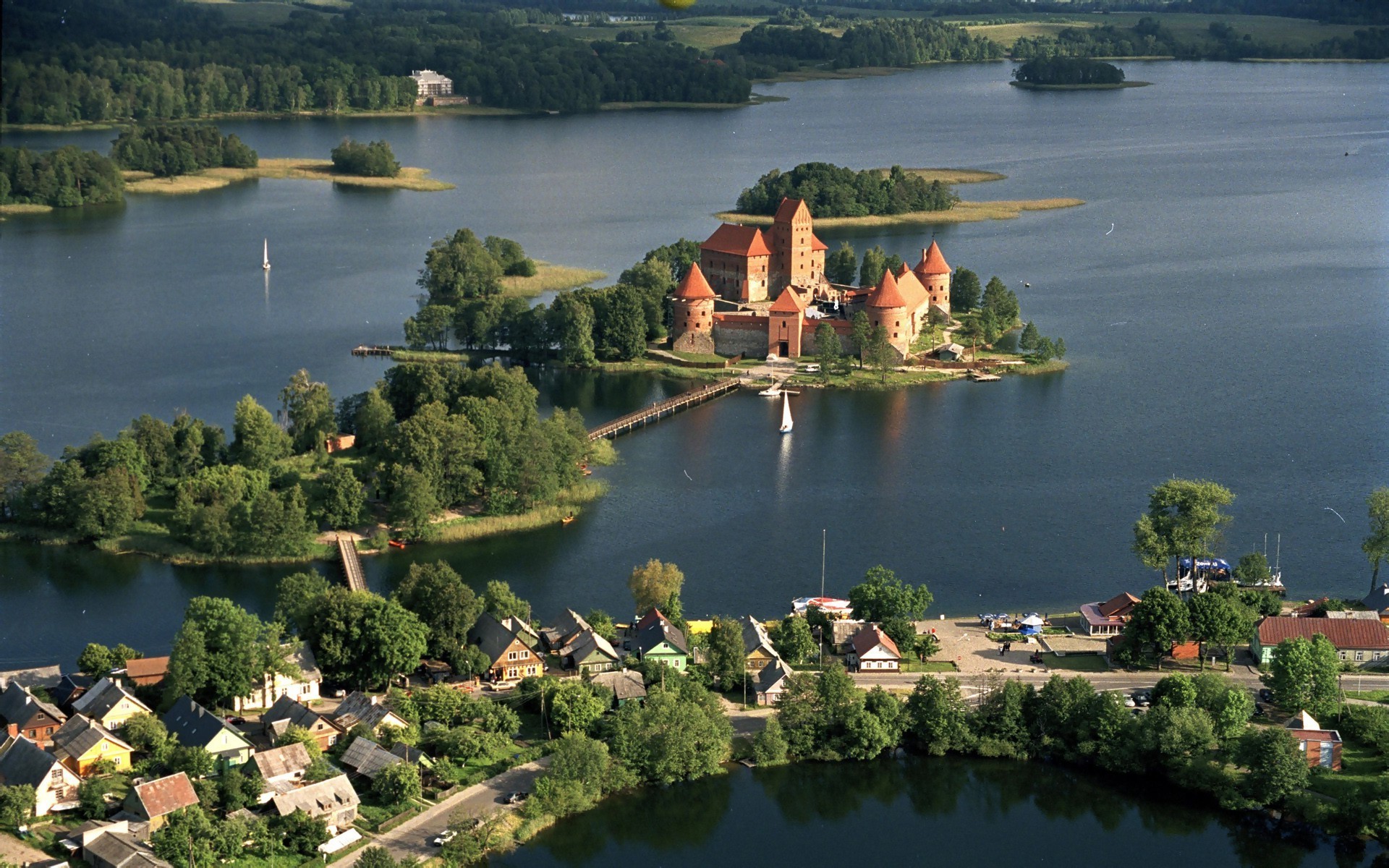 Lithuania, Castle, Lake, Trakai Wallpaper