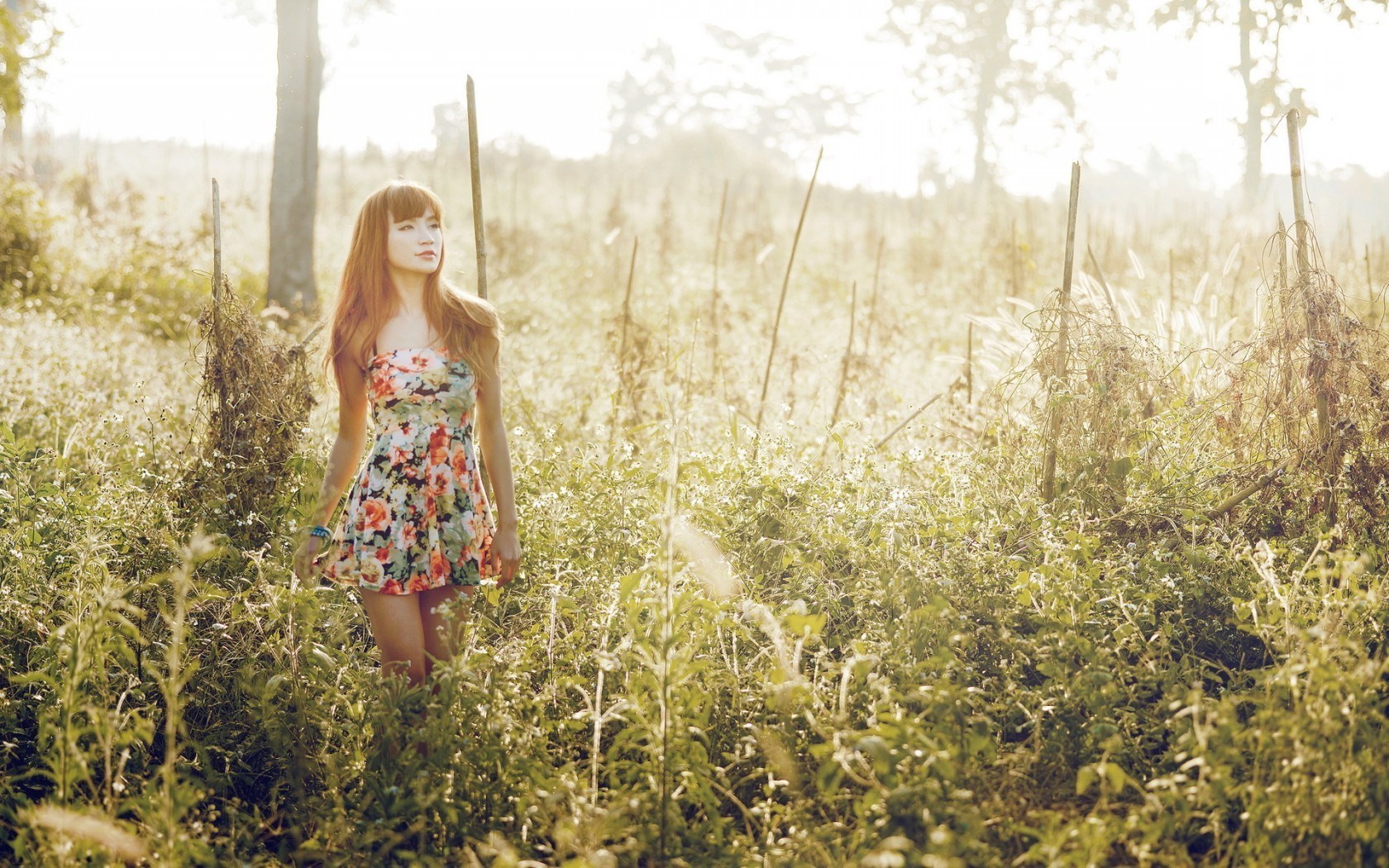 Девочка на фоне леса
