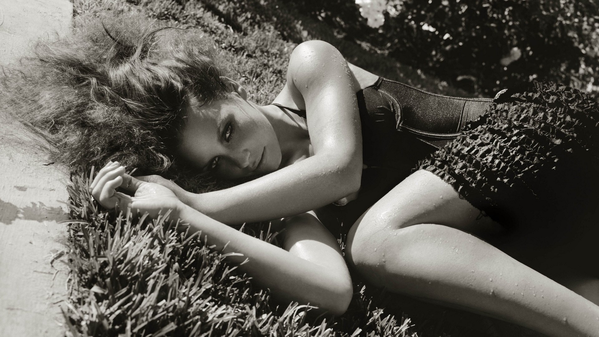 Evangeline Lilly, Brunette, Celebrity, Brown Eyes, Monochrome, Lying Down, Grass, Women Wallpaper