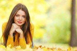 women, Model, Brunette, Long Hair, Women Outdoors, Nature, Face, Portrait, Trees, Smiling, Blue Eyes, Red Lipstick, Sweater, Leaves, Fall, Depth Of Field, Lying On Front, Looking At Viewer