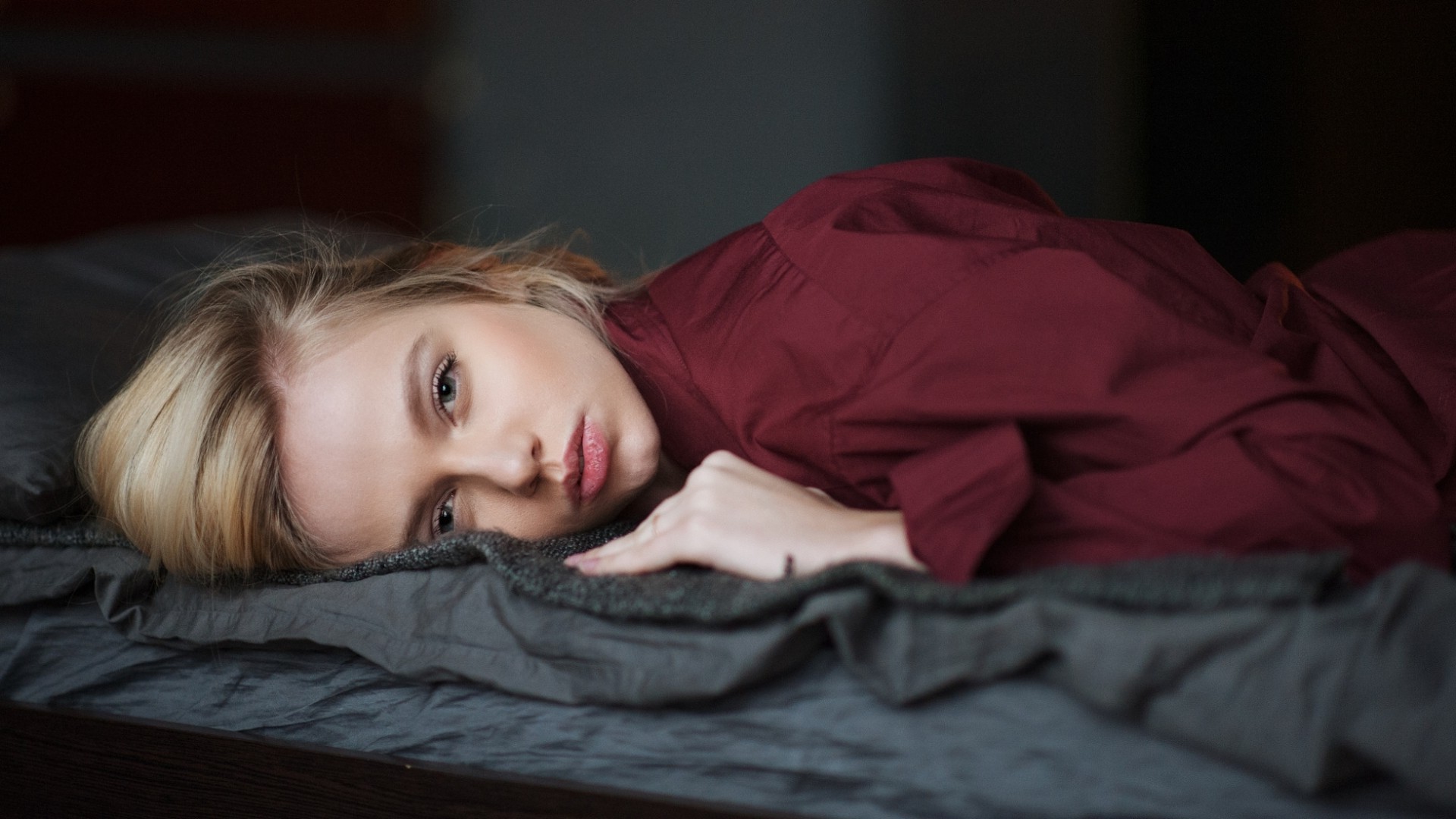 Women Model Blonde Long Hair Looking At Viewer Lying On Front In Bed Blue Eyes Juicy