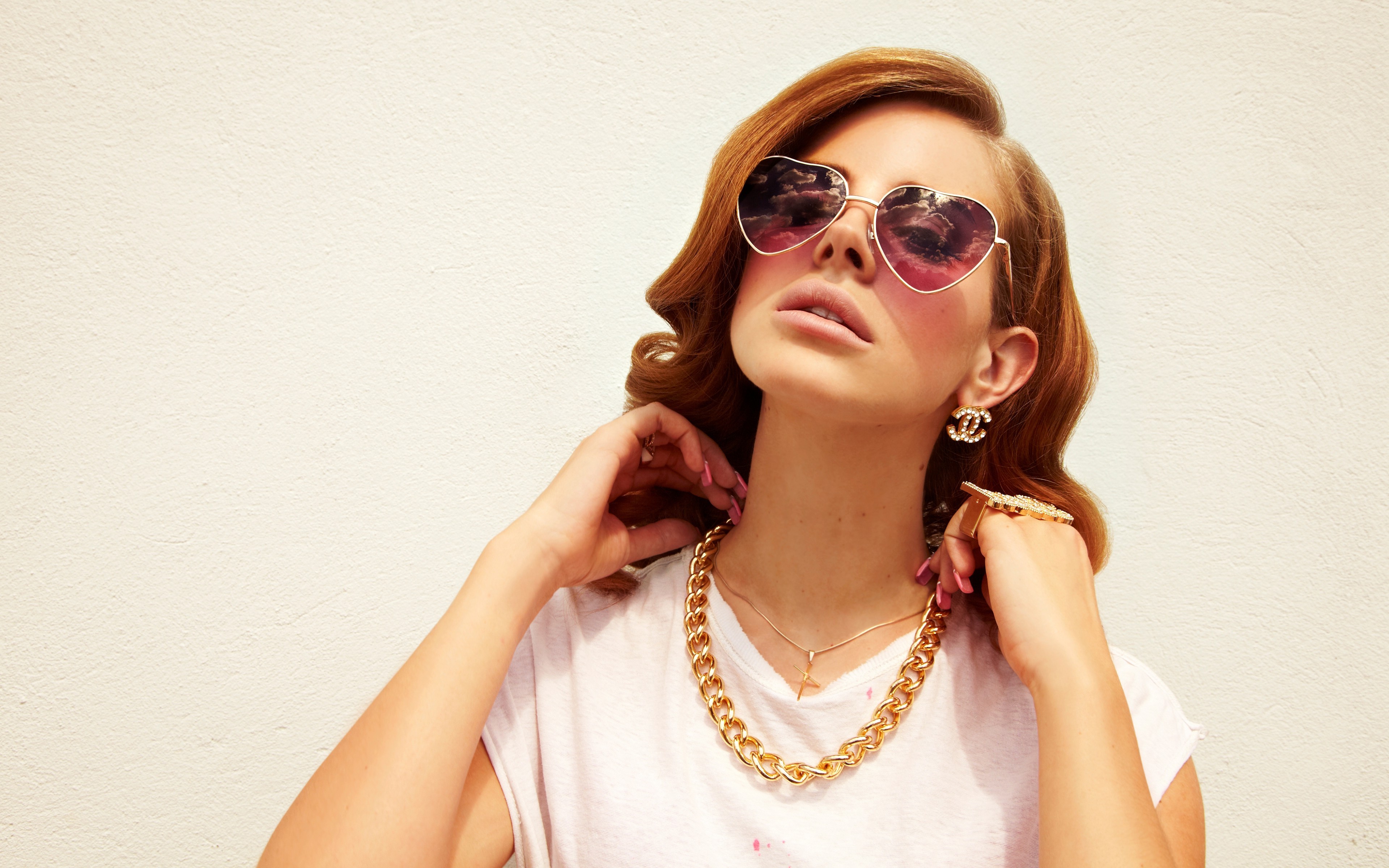 Lana Del Rey, Celebrity, Singer, Brunette, Women, Jewelry, Sunglasses, Simple Background Wallpaper