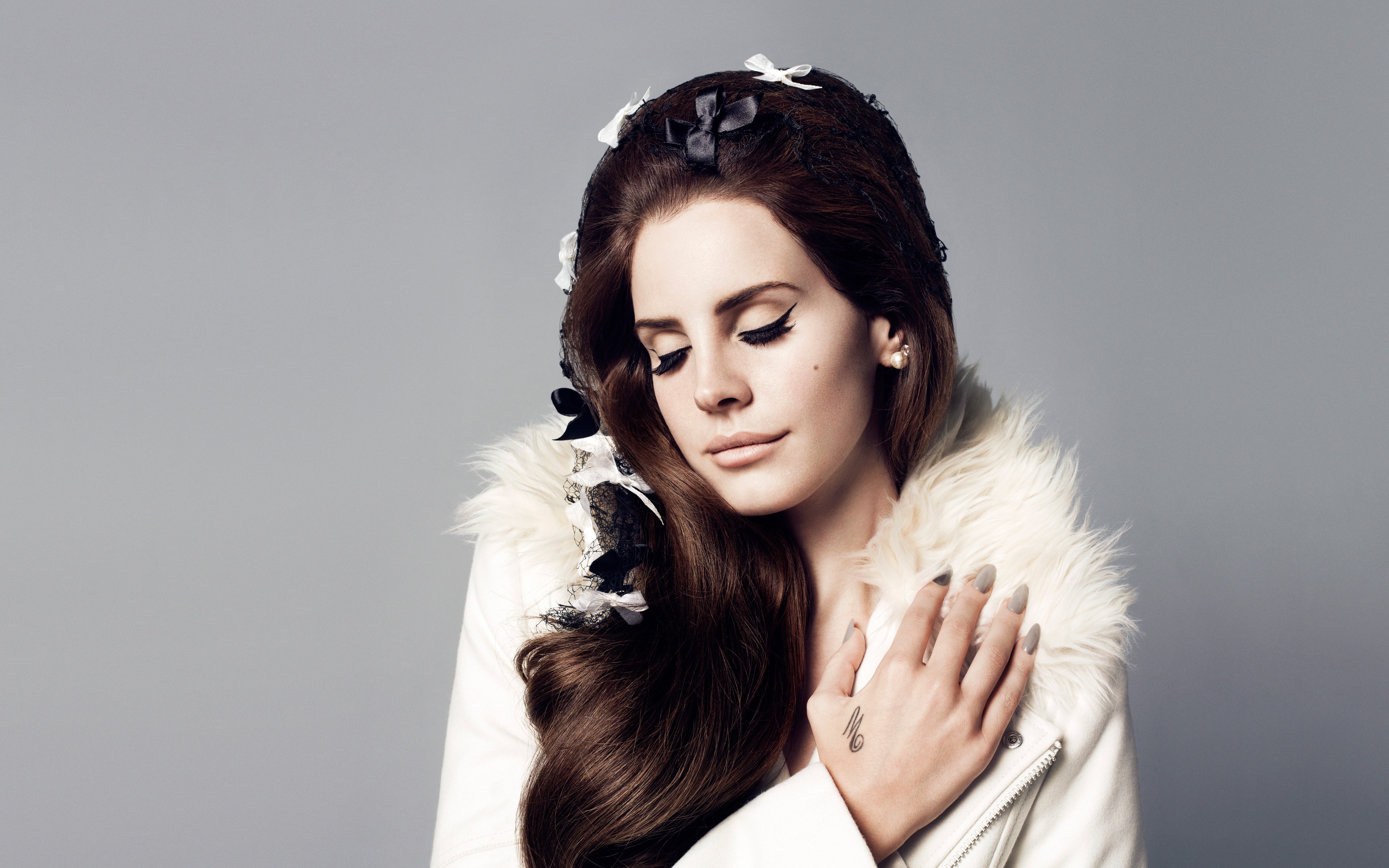 Lana Del Rey, Singer, Celebrity, Women, Brunette, Closed Eyes, Hands On Chest, Simple Background Wallpaper