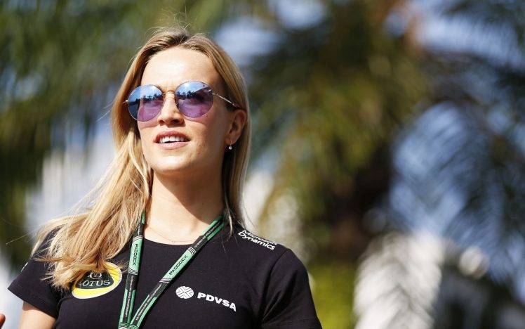 Carmen Jordá, Driver, Formula 1, Blonde, Women, Sunglasses, Looking Away, Lotus HD Wallpaper Desktop Background