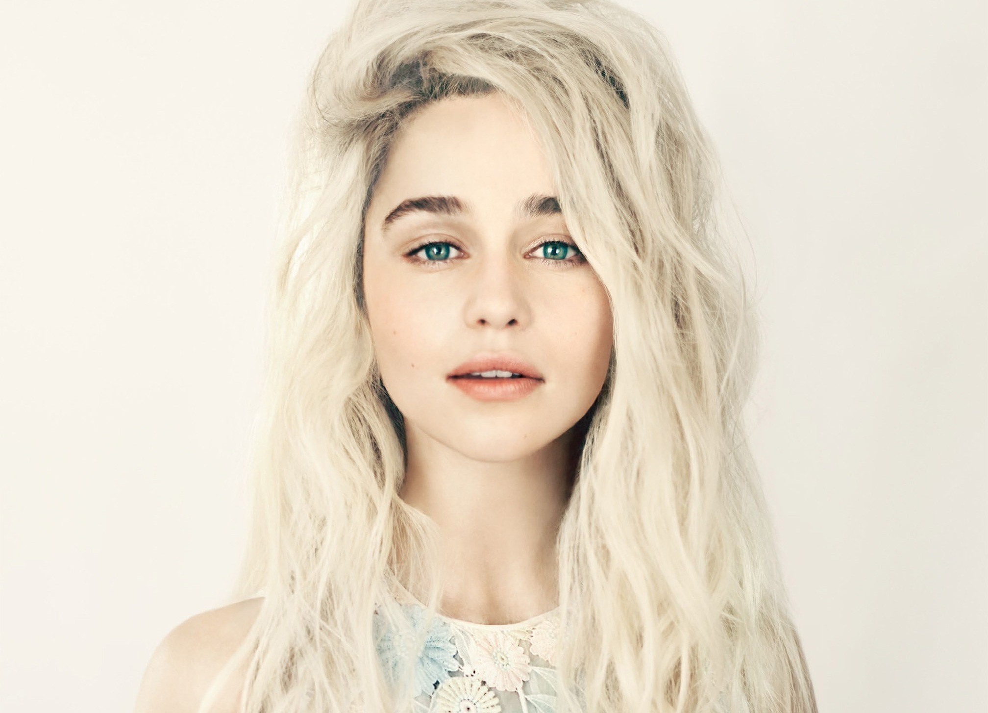 Emilia Clarke, Women, Simple Background, Long Hair, Platinum Blonde, Wavy Hair, Face, Actress, Looking At Viewer, Open Mouth, Blue Eyes Wallpaper