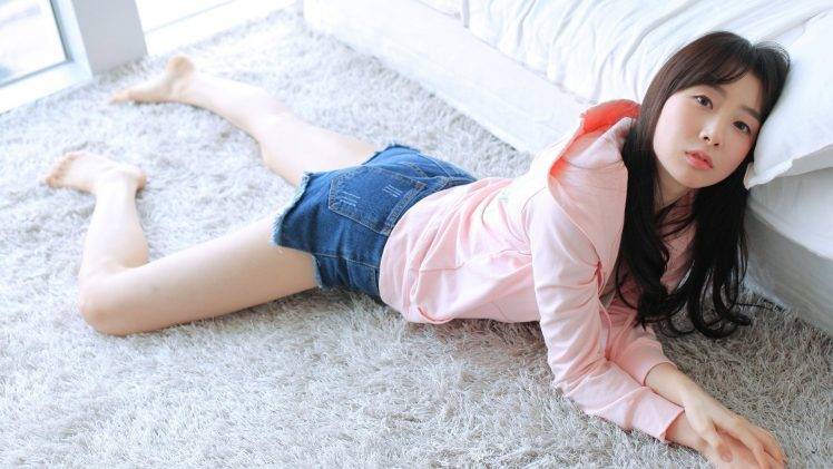 Huge sex toys for girls Brunette using a big dildo