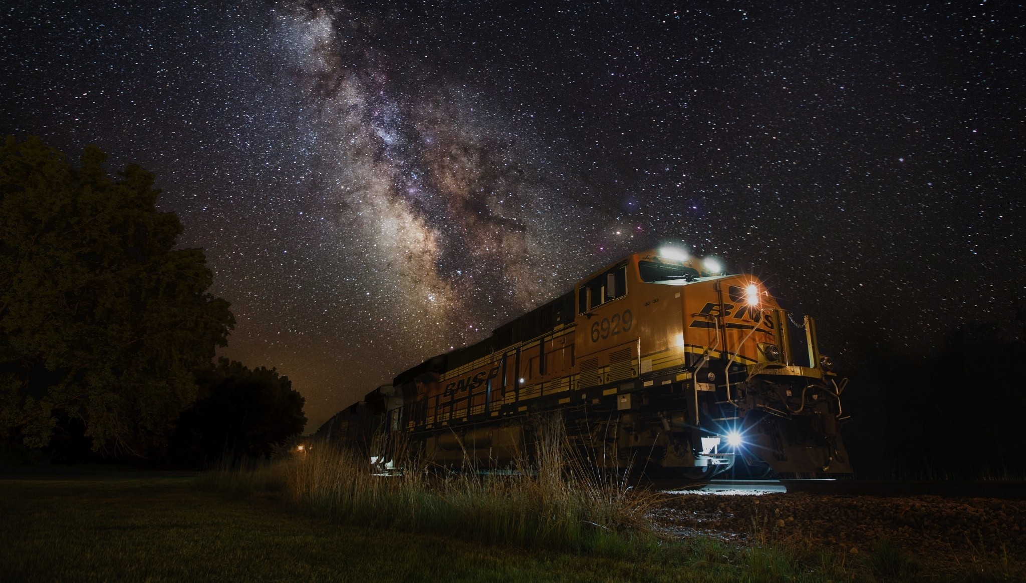 train, Night, Lights, Milky Way, Landscape, Nature, Galaxy, Railway, Stars, Grass, Shrubs, Long Exposure, Machine, Technology, South Dakota Wallpaper