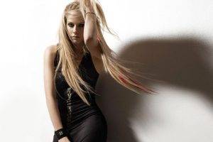 Avril Lavigne, Blonde, Black Dress, Blue Eyes, Hair Pulling, Hips, Bracelets, Smirk, Simple Background, Shadow, Hands On Head