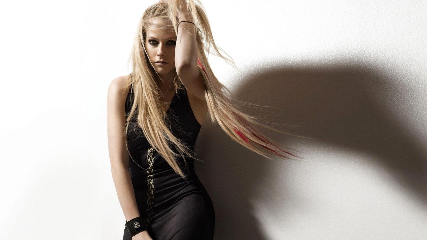Avril Lavigne, Blonde, Black Dress, Blue Eyes, Hair Pulling, Hips, Bracelets, Smirk, Simple Background, Shadow, Hands On Head Wallpaper