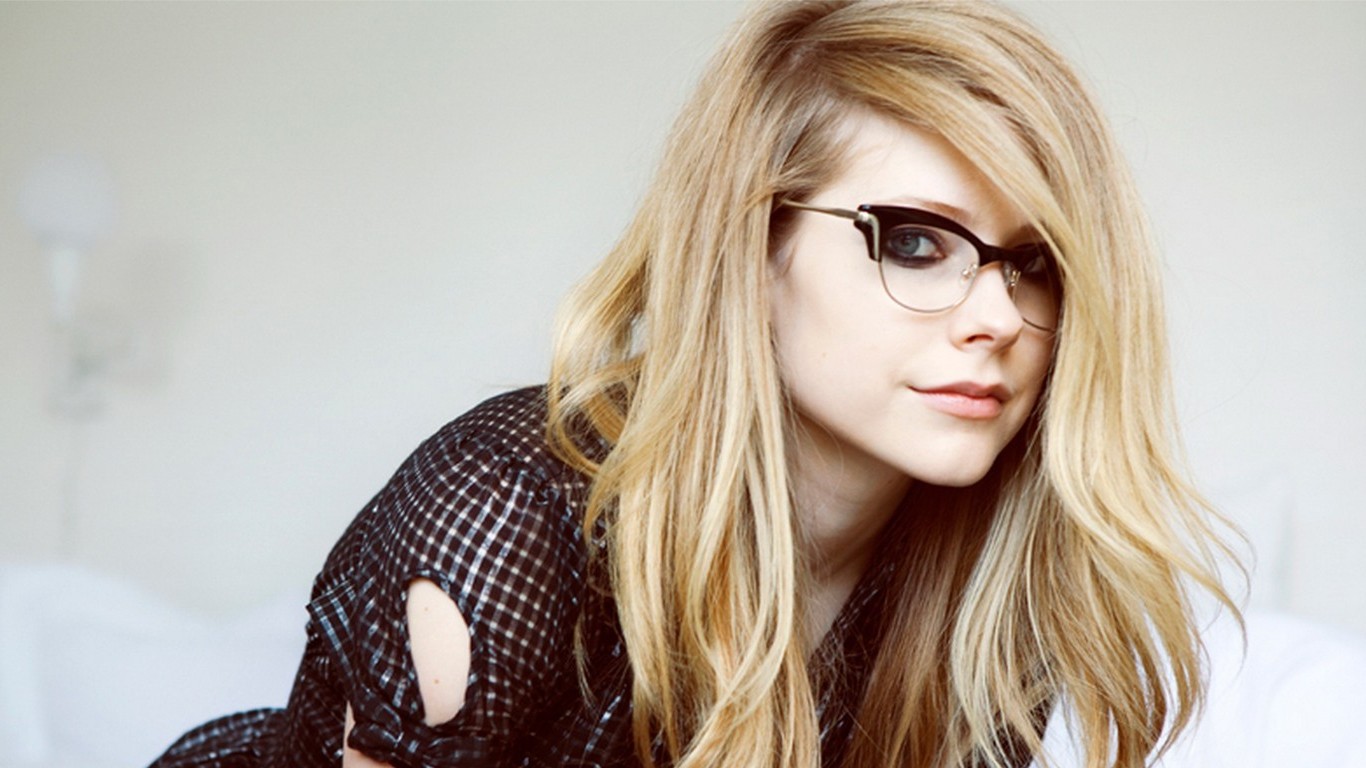 Avril Lavigne, Blonde, Blue Eyes, Glasses, Face, Blouses Wallpaper