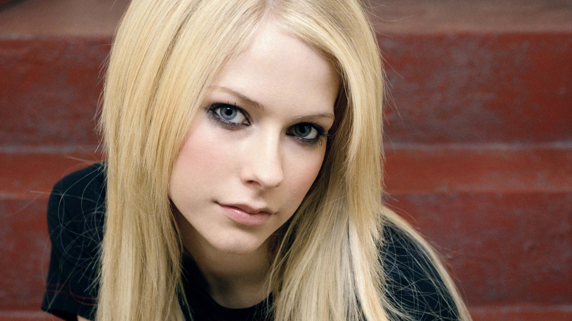Avril Lavigne, Blonde, Blue Eyes, Face, Black Clothing Wallpaper