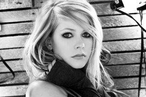 Avril Lavigne, Blonde, Blue Eyes, Monochrome, Face, Hand