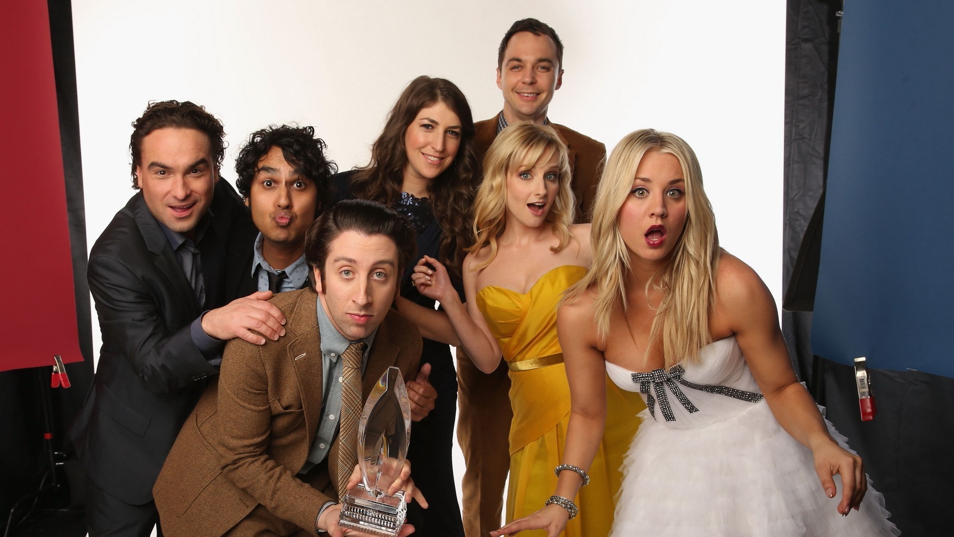 The Big Bang Theory, Sheldon Cooper, Leonard Hofstadter, Penny, Howard Wolowitz, Raj Koothrappali, Amy Farrah Fowler, Bernadette Rostenkowski, Mayim Bialik Wallpaper