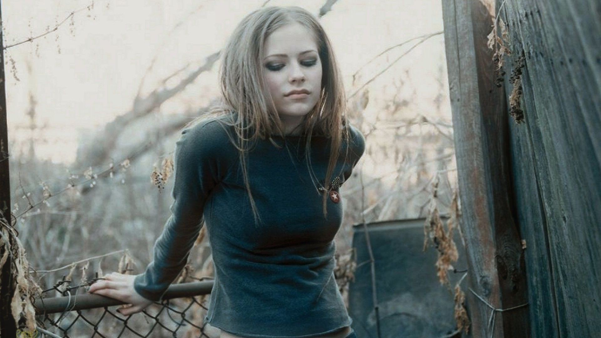 Avril Lavigne, Singer, Blonde, Black Clothing, Looking Down, Women Wallpaper