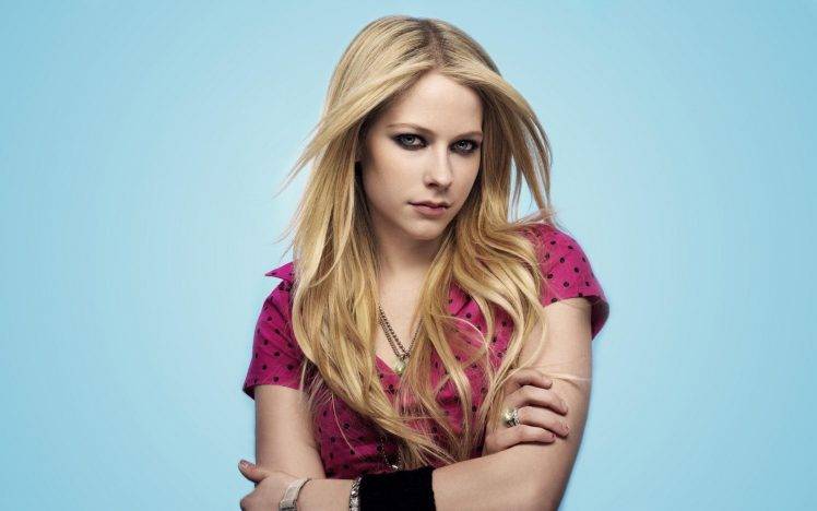 Avril Lavigne Singer Blonde Arms Crossed Arms On Chest
