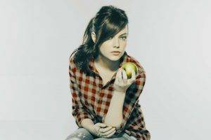 actress, Women, Brunette, Blue Eyes, Apples, Emma Stone, Redhead, Looking At Viewer