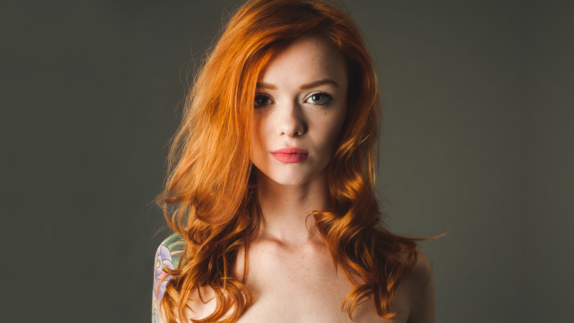 Suicide Girls, Model, Women, Tattoo, Redhead, Simple Background, Bare Shoulders, Lipstick, Green Eyes, Lass Suicide, Julie Kennedy Wallpaper